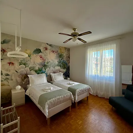 Stunning Renovated Flat On With Parking アパート Mezzegra