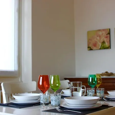 Stunning Renovated Flat On With Parking Apartment *