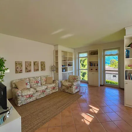 Stunning Renovated Flat On With Parking * Mezzegra