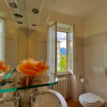 Stunning Renovated Flat On With Parking Apartment *