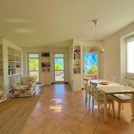 Stunning Renovated Flat On With Parking *