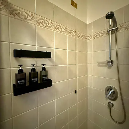 Apartment Stunning Renovated Flat On With Parking